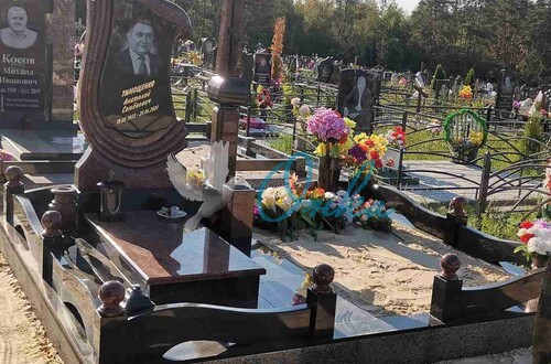 Примеры готовых памятников и оград