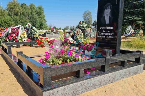 Примеры готовых памятников и оград