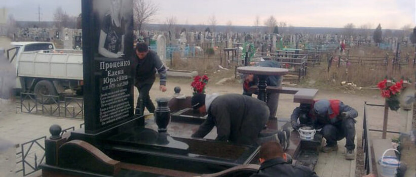 Установка памятника на могилу в Минске — цены и доставка